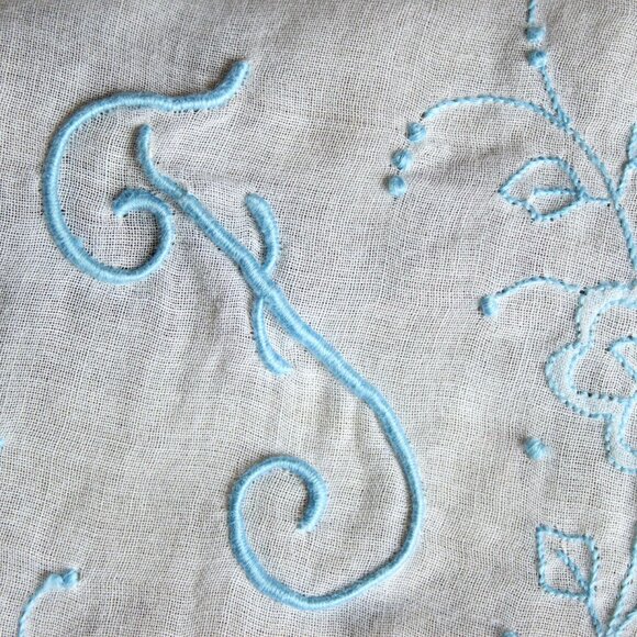 Vintage Handkerchief in White Cotton, Monogrammed with F in Blue, Hankie Pocket - Picture 5 of 10